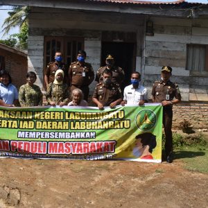 Kejari Labuhanbatu Salurkan Bantuan Sembako Kepada Warga Terdampak Pandemi Covid-19